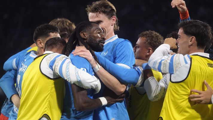 NAPLES, ITALY - OCTOBER 25: Frank Zambo Anguissa of SSC Napoli celebrates after scoring his side third goal during the Serie A match between SSC Napoli and FC Internazionale at Stadio Diego Armando Maradona on October 25, 2025 in Naples, Italy. (Photo by Francesco Pecoraro/Getty Images) Il Napoli ruggisce contro l’Inter: vince 3-1 e vola in cima alla classifica - immagine 1