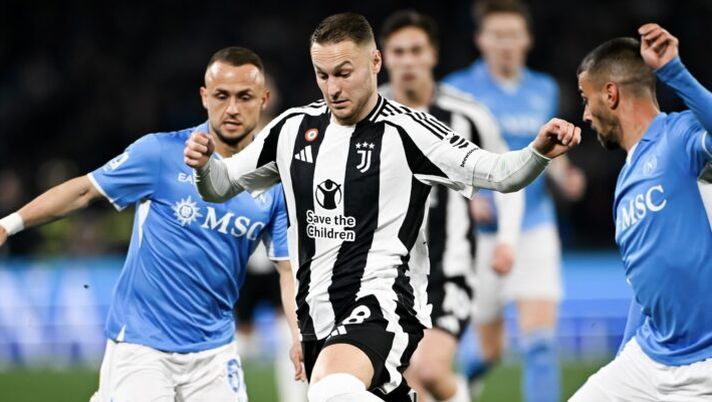 NAPLES, ITALY - JANUARY 25: Teun Koopmeiners of Juventus during the Serie A match between Napoli and Juventus at Stadio Diego Armando Maradona on January 25, 2025 in Naples, Italy. (Photo by Daniele Badolato - Juventus FC/Juventus FC via Getty Images) La Gazzetta dello Sport distrugge Koopmeiners: “Affonda per primo”. Ecco il voto - immagine 1