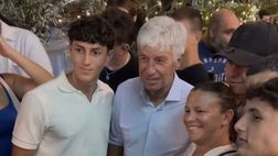 Gasperini star a Garbatella: tifosi impazziti e lui scatta foto con tutti