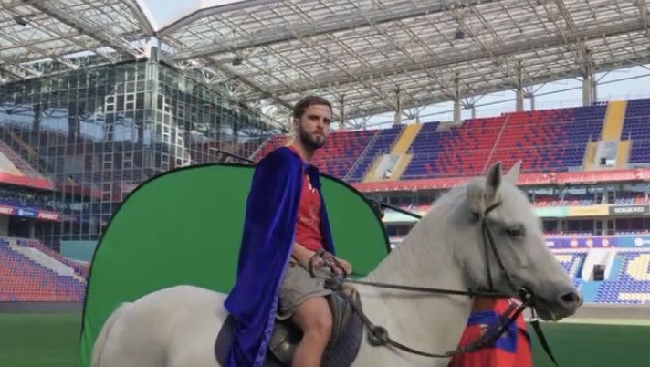 Pjanic firma col CSKA Mosca e si presenta a cavallo. E De Rossi lo ‘sfotte’ Pjanic firma col CSKA Mosca e si presenta a cavallo. E De Rossi lo ‘sfotte’ - immagine 1