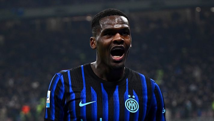 MILAN, ITALY - NOVEMBER 09: Ange-Yoan Bonny of FC Internazionale celebrates after scoring their team's second goal during the Serie A match between FC Internazionale and SS Lazio at Giuseppe Meazza Stadium on November 09, 2025 in Milan, Italy. (Photo by Mattia Ozbot - Inter/Inter via Getty Images) Inter e Atalanta, formazioni ufficiali in Champions: c’è Scamacca, novità Bonny! CDK, Thuram, Bisseck… - immagine 1