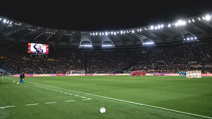 ROME, ITALY - MAY 04: In memory of Alex Zanardi during the Serie A match between AS Roma and ACF Fiorentina at Stadio Olimpico on May 04, 2026 in Rome, Italy. (Photo by Fabio Rossi/AS Roma via Getty Images) Roma-Lazio si gioca lunedì alle 20.45. Ma la Lega non ci sta, ecco il ricorso - immagine 1