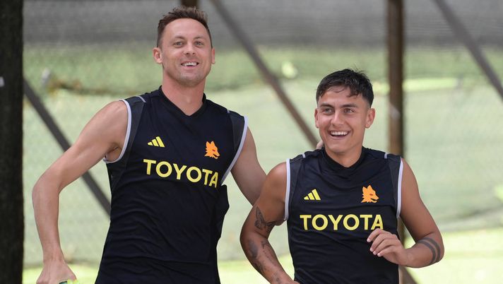 Roma, Matic imita la Dybala Mask. L’argentino: “Se la ricorda all’Old Trafford” - immagine 1