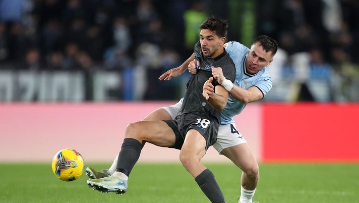 ROME, ITALY - DECEMBER 05: Giovanni Simeone of Napoli and Patric of Lazio battle for the ball during the Coppa Italia match between SS Lazio and Napoli at Stadio Olimpico on December 05, 2024 in Rome, Italy. (Photo by Paolo Bruno/Getty Images) Simeone, diversi club spagnoli su di lui: la cessione finanzierà un colpo in entrata - immagine 1