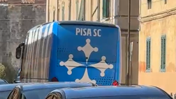 Il pullman del Pisa si dirige verso lo stadio: manca poco alla sfida contro il Napoli