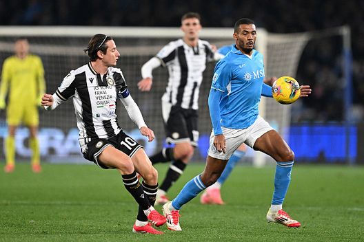 Florian Thauvin dell'Udinese combatte per il possesso con Juan Jesus del Napoli durante la partita di Serie A tra Napoli e Udinese allo Stadio Diego Armando Maradona il 09 febbraio 2025 a Napoli Juan Jesus polemico con la Lega Serie A: “Chiedo solo per un amico”- immagine 2