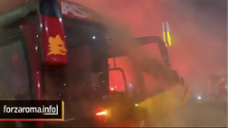 Roma-Bologna, clima infuocato: l’arrivo del pullman giallorosso tra cori e fumogeni