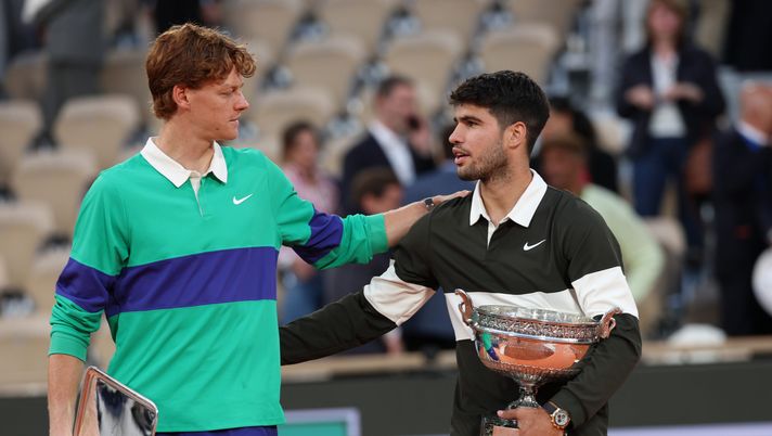PARIS, FRANCE - JUNE 08: Carlos Alcaraz of Spain holds the Coupe des Mousquetaires trophy as he speaks with runner-up Jannik Sinner of Italy following his victory in the Men’s Singles Final match on Day Fifteen of the 2025 French Open at Roland Garros on June 08, 2025 in Paris, France. (Photo by Clive Brunskill/Getty Images) Sinner dopo la finale: “Pochi mesi fa avrei firmato per arrivarci” - immagine 1