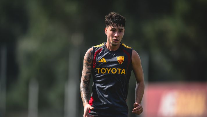 ROME, ITALY - JULY 19: AS Roma player Matias Soule during a friendly match between AS Roma and AS Roma U20 at Centro Sportivo Fulvio Bernardini on July 19, 2026 in Rome, Italy. (Photo by Fabio Rossi/AS Roma via Getty Images) La Fiorentina smentisce, ma Nazione: “Paratici ha contattato entourage Soulé” - immagine 1