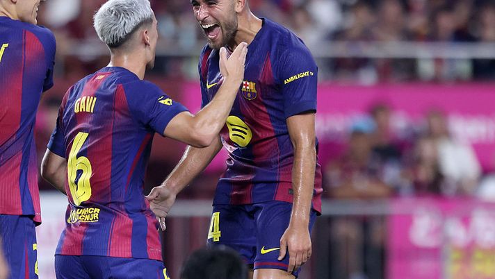 KOBE, JAPAN - JULY 27: FC Barcelona's Eric Garcia (R) is congratulated by Gavi (C) after scoring a goal during the preseason friendly between Vissel Kobe and FC Barcelona at Noevir Stadium Kobe on July 27, 2025 in Kobe, Hyogo, Japan. (Photo by Paul Miller/Getty Images) La diretta di Vissel Kobe-Barcellona è un flop: i blaugrana rimborseranno i propri tifosi - immagine 1
