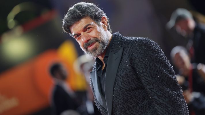 VENICE, ITALY - AUGUST 31: Pierfrancesco Favino attends the 'Il Maestro' (My Tennis Maestro) red carpet during the 82nd Venice International Film Festival on August 31, 2025 in Venice, Italy. (Photo by Vittorio Zunino Celotto/Getty Images) Favino: “La Roma è una fede, le squadre con la maglia a strisce non possono capirlo” - immagine 1