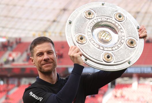 Leverkusen, Germania - 18 maggio 2024: Xabi Alonso col trofeo della Bundesliga. (Foto di Alex Grimm/Getty Images) Bayer Leverkusen, il cambio di rotta grazie a Xabi Alonso- immagine 3