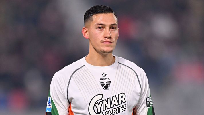 BOLOGNA, ITALY - NOVEMBER 30: Jay Idzes of Venezia during the Serie A match between Bologna and Venezia at Stadio Renato Dall'Ara on November 30, 2024 in Bologna, Italy. (Photo by Alessandro Sabattini/Getty Images) Calciomercato Serie A, l’Udinese insiste per Idzes. L’Al-Qadsiah su Retegui- immagine 2