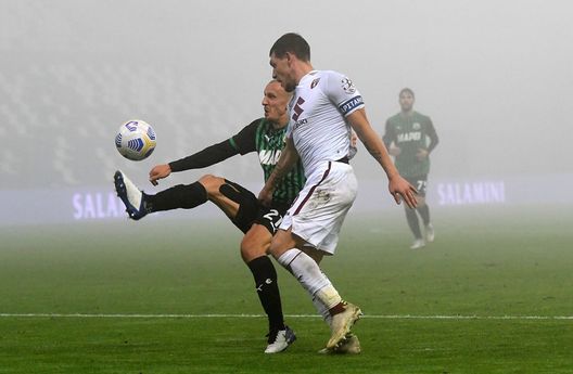 REGGIO NELL'EMILIA, ITALY - OCTOBER 23: Vlad Chiriches of US Sassuolo competes for the ball with Andrea Belotti of Torino FC during the Serie A match between US Sassuolo and Torino FC at Mapei Stadium - Città del Tricolore on October 23, 2020 in Reggio nell'Emilia, Italy. (Photo by Alessandro Sabattini/Getty Images)