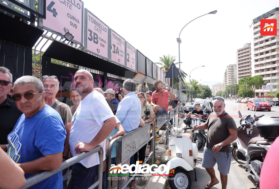 FOTO Palermo, fila al Barbera. Tifosi ritirano la tessera dell’abbonamento (GALLERY) - immagine 7