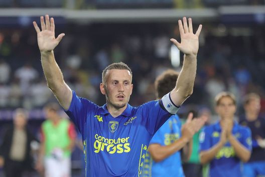 EMPOLI, ITALY - AUGUST 17: Ardian Ismajli of Empoli FC greets the fans after during the Serie A match between Empoli and Monza at Stadio Carlo Castellani on August 17, 2024 in Empoli, Italy. (Photo by Gabriele Maltinti/Getty Images) Calciomercato Torino, l’ufficialità di Ismajli e la Primavera: il punto di giornata- immagine 3