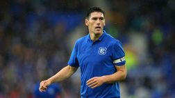 Gareth Barry firma per una squadra della Mid-Sussex Football League
