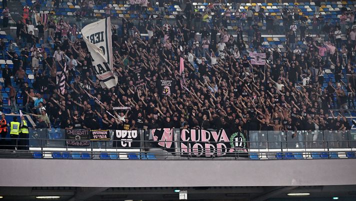 NAPLES, ITALY - SEPTEMBER 26: Palermo supporters during the Coppa Italia match between SSC Napoli and Palermo at Stadio Diego Armando Maradona on September 26, 2024 in Naples, Italy. (Photo by Francesco Pecoraro/Getty Images) Il prefetto di Napoli: “I responsabili dei fatti di ieri sera sono stati individuati” - immagine 1