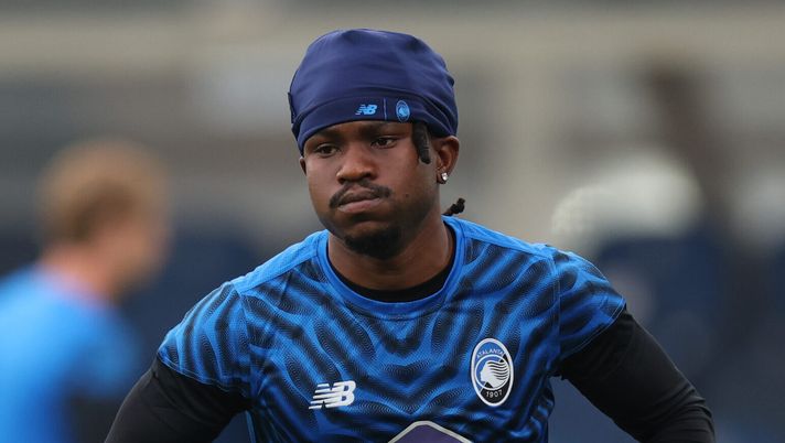 BERGAMO, ITALY - SEPTEMBER 30: Ademola Lookman of Atalanta warms up prior to the UEFA Champions League 2025/26 League Phase MD2 match between Atalanta BC and Club Brugge KV at Stadio di Bergamo on September 30, 2025 in Bergamo, Italy. (Photo by Timothy Rogers/Getty Images) Tuttosport svela: “Ecco perché Chivu voleva Lookman e cosa risulta ora su Ademola all’Inter” - immagine 1