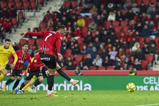 MAIORCA, SPAGNA - 4 GENNAIO: Vedat Muriqi dell'RCD Mallorca segna su rigore il primo gol della sua squadra durante la partita LaLiga EA Sports tra RCD Mallorca e Girona FC all'Estadio de Son Moix il 4 gennaio 2026 a Maiorca, Spagna. (Foto di Rafa Babot/Getty Images)