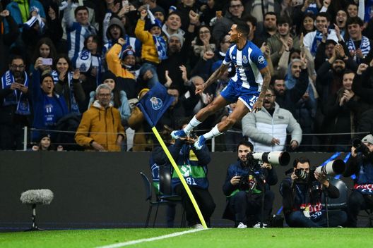 (Photo by Octavio Passos/Getty Images) Cinque gol in Champions: il Porto vende le bandierine e le reti della partita!- immagine 2