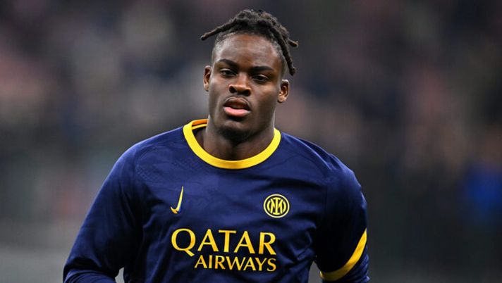 MILAN, ITALY - NOVEMBER 06: Yann Bisseck of FC Internazionale warms up prior to the UEFA Champions League 2024/25 League Phase MD4 match between FC Internazionale Milano and Arsenal FC at Stadio San Siro on November 06, 2024 in Milan, Italy. (Photo by Mattia Ozbot - Inter/Inter via Getty Images) Gazzetta – Inter, con Akanji è inevitabile che Chivu contro la Juve gestisca così Bisseck - immagine 1