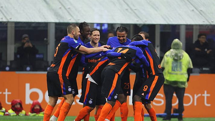 MILAN, ITALY - JANUARY 23: Henrikh Mkhitaryan of FC Internazionale celebrates with teammates after scoring their team's sixth goal during the Serie A match between FC Internazionale and Pisa SC at Giuseppe Meazza Stadium on January 23, 2026 in Milan, Italy. (Photo by Francesco Scaccianoce - Inter/Inter via Getty Images) Serie A, Inter-Pisa 6-2: i nerazzurri maltrattano i toscani e blindano il primo posto - immagine 1