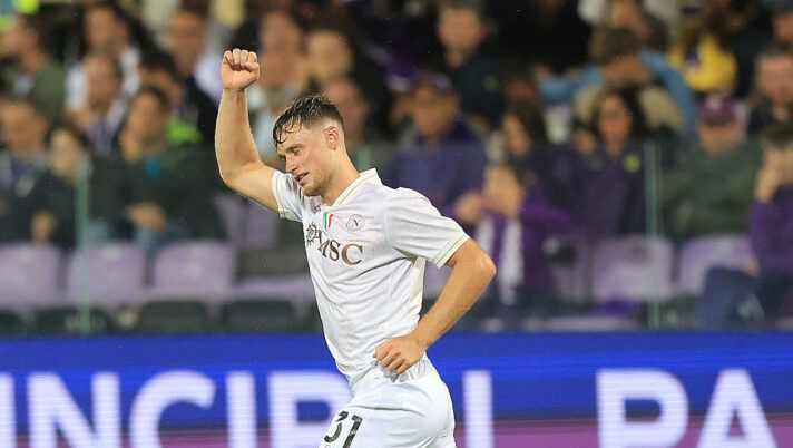 FLORENCE, ITALY - SEPTEMBER 13: Sam Beukema of SSC Napoli celebrates after scoring a goal during the Serie A match between ACF Fiorentina and SSC Napoli at Artemio Franchi on September 13, 2025 in Florence, Italy. (Photo by Gabriele Maltinti/Getty Images) Milan-Napoli, formazioni ufficiali: dal 1′ Gutierrez e Marianucci! La scelta su Beukema, Meret e Pulisic - immagine 1
