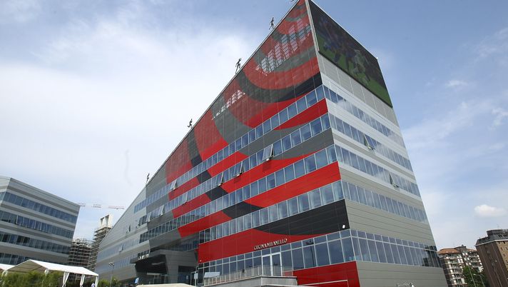 Casa Milan assediata: tifosi furiosi invocano Maldini e cacciano gli americani! - immagine 1