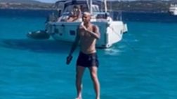 Theo Hernandez scatenato in vacanza: surf e… birra (VIDEO)