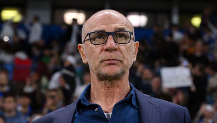 REGGIO NELL'EMILIA, ITALY - MAY 04: Davide Ballardini, Head Coach of US Sassuolo, looks on prior to the Serie A TIM match between US Sassuolo and FC Internazionale at Mapei Stadium - Citta' del Tricolore on May 04, 2024 in Reggio nell'Emilia, Italy. (Photo by Alessandro Sabattini/Getty Images) Ballardini: “Consigli in dubbio, è da valutare. Berardi? Un giocatore da solo non vince” - immagine 1