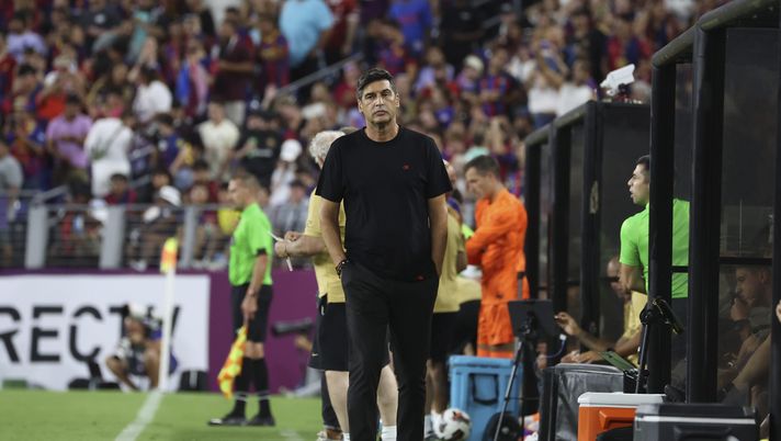 BALTIMORE, MARYLAND - AUGUST 06: Paulo Fonseca Head coach of AC Milan looks on during the Pre-Season Friendly match between AC Milan and FC Barcelona at M&T Bank Stadium on August 06, 2024 in Baltimore, Maryland. (Photo by Giuseppe Cottini/AC Milan via Getty Images) Ielpo: “Scudetto? Il Milan deve provarci: non può dire che punta alle prime 4” - immagine 1