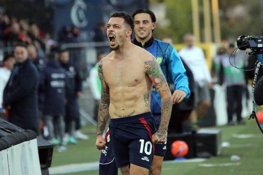 Gianluca Gaetano esplode di gioia dopo aver siglato il gol-vittoria per il Cagliari contro la Roma (Serie A, 7 dicembre)