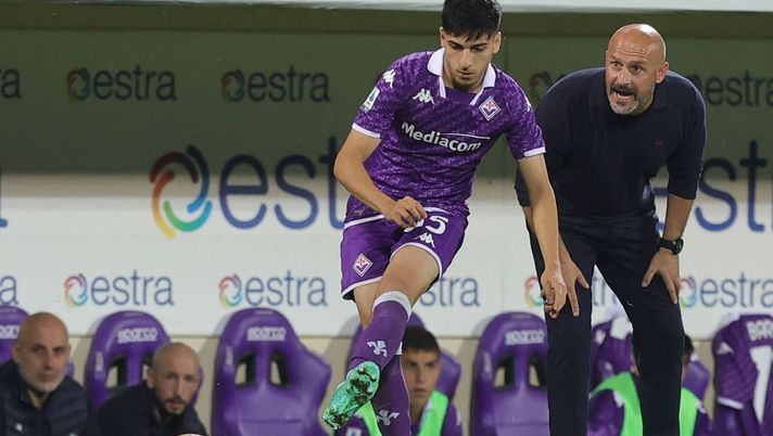 FLORENCE, ITALY - OCTOBER 23: Fabiano Parisi of ACF Fiorentina in action and Head coach Vincenzo Italiano manager of ACF Fiorentina reacts during the Serie A TIM match between ACF Fiorentina and Empoli FC at Stadio Artemio Franchi on October 23, 2023 in Florence, Italy. (Photo by Gabriele Maltinti/Getty Images) Fiorentina, gaffe per Parisi dopo il match con la Lazio: “Non conosco Sebino Nela” - immagine 1