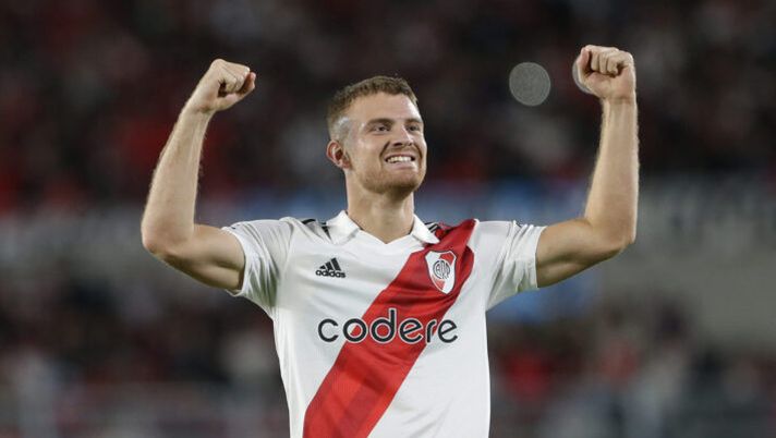 BUENOS AIRES, ARGENTINA - APRIL 13: Lucas Beltran of River Plate celebrates after scoring the team's first goal via penalty during a Liga Profesional 2023 match between River Plate and Gimnasia y Esgrima La Plata at Estadio Mas Monumental Antonio Vespucio Liberti on April 13, 2023 in Buenos Aires, Argentina. (Photo by Daniel Jayo/Getty Images) Di Marzio: “Fiorentina, trattativa col River Plate per un attaccante. Le cifre” - immagine 1