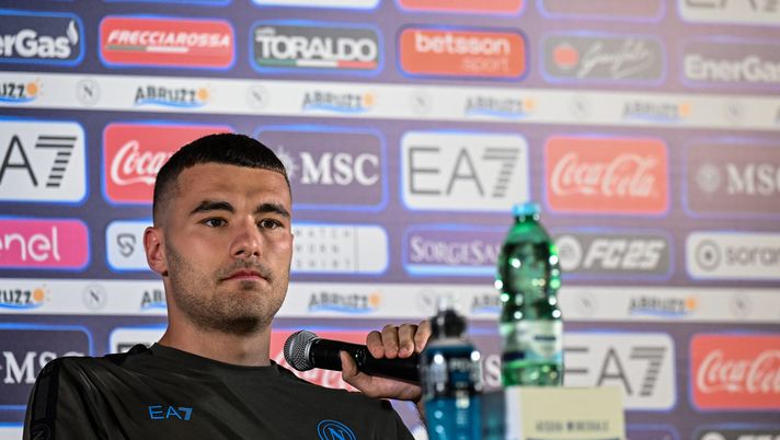 CASTEL DI SANGRO, ITALY - JULY 29: SSC Napoli player Alessandro Buongiorno attends at the press conference on July 29, 2024 in Castel di Sangro, Italy. (Photo by SSC NAPOLI/SSC NAPOLI via Getty Images) Asta: “Il calcio di Conte piacerà a Buongiorno. Juric ha migliorato il difensore” - immagine 1