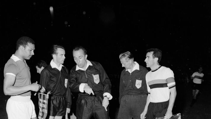 Mario Coluna of Benfica (L) exchanges pennant with Armando Picchi (R) of FC Internazionale in front of the referee Gottfried Dienst during the European Cup Final at San Siro stadium on May 27, 1965 in Milan, Italy. italiane portoghesi