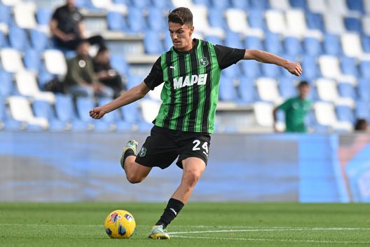 REGGIO NELL'EMILIA, ITALY - OCTOBER 28: Daniel Boloca of US Sassuolo in action during the Serie A TIM match between US Sassuolo and Bologna FC at Mapei Stadium - Citta' del Tricolore on October 28, 2023 in Reggio nell'Emilia, Italy. (Photo by Alessandro Sabattini/Getty Images)