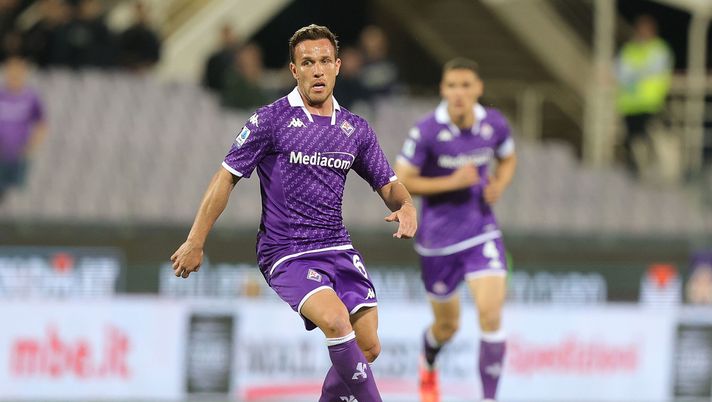 FLORENCE, ITALY - MAY 13: Arthur Melo of ACF Fiorentina in action during the Serie A TIM match between ACF Fiorentina and AC Monza at Stadio Artemio Franchi on May 13, 2024 in Florence, Italy.(Photo by Gabriele Maltinti/Getty Images) Accostato al Napoli, Arthur finisce fuori rosa: Motta continua a non convocarlo - immagine 1