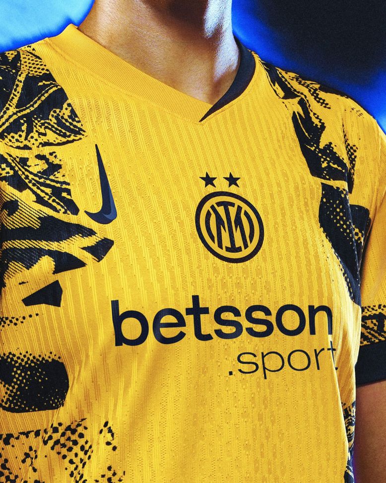 Inter, svelata la terza maglia gialla. In vendita dal 12 settembre: le immagini- immagine 2
