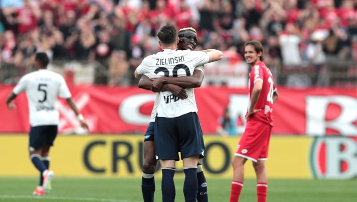 MONZA, ITALY - APRIL 07: Piotr Zielinski of SSC Napoli celebrates with teammate Victor Osimhen after scoring his team's third goal during the Serie A TIM match between AC Monza and SSC Napoli at U-Power Stadium on April 07, 2024 in Monza, Italy. (Photo by Emilio Andreoli/Getty Images) Zielinski e Osimhen al passo d’addio, faranno di tutto per esserci contro il Lecce - immagine 1
