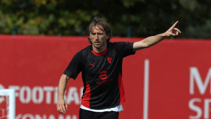 Luka Modric (centrocampista AC Milan), qui durante un allenamento a Milanello | AC Milan News (Getty Images) Modric punta Milan-Fiorentina, si ma quando potrebbe riposare? La decisione spetta a ...