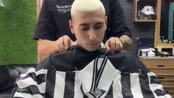 Lo scherzo di un barbiere napoletano: a un tifoso mette la mantella…. della Juve!
