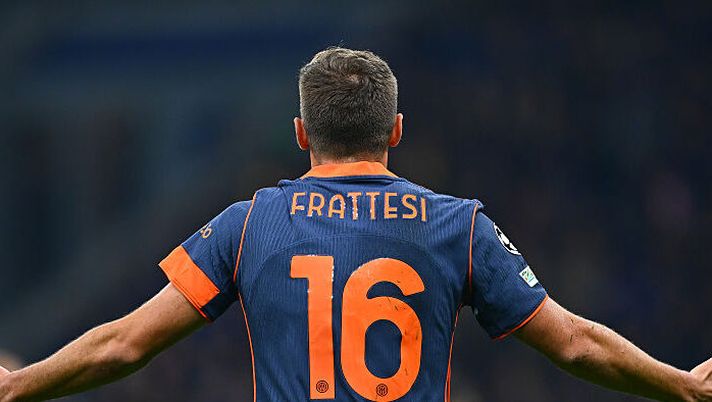 MILAN, ITALY - NOVEMBER 05: Davide Frattesi of FC Internazionale in action during the UEFA Champions League 2025/26 League Phase MD4 match between FC Internazionale Milano and FC Kairat Almaty at Stadio San Siro on November 05, 2025 in Milan, Italy. (Photo by Mattia Pistoia - Inter/Inter via Getty Images) Gazzetta boccia Frattesi: “Non ingrana, crolla due volte senza motivo e pasticcia troppo” - immagine 1