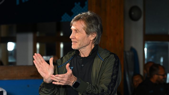 DIMARO, ITALY - JULY 19: SSC Napoli Staff Member Gabriele Oriali attends the SSC Napoli Team presentation in Piazza Madonna della Pace on July 19, 2024 in Dimaro, Italy. (Photo by SSC NAPOLI/SSC NAPOLI via Getty Images) Oriali sui napoletani: “La loro passione è contagiosa, voglio lasciare una traccia” - immagine 1
