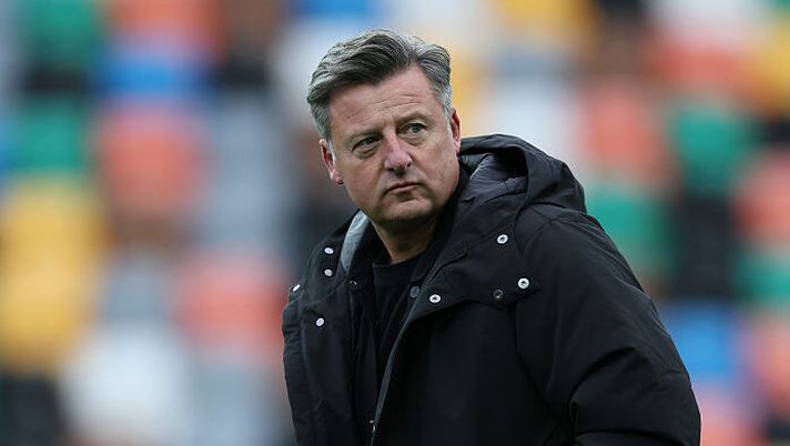 UDINE, ITALY - NOVEMBER 22: Kosta Runjaic, manager of Udinese, out on the pitch ahead of the Serie A match between Udinese Calcio and Bologna FC 1909 at Stadio Friuli on November 22, 2025 in Udine, Italy. (Photo by Timothy Rogers/Getty Images) Runjaic: “Kristensen out, ecco quando torna! Zanoli, Okoye, Zaniolo, Goglichidze, Buksa…” - immagine 1