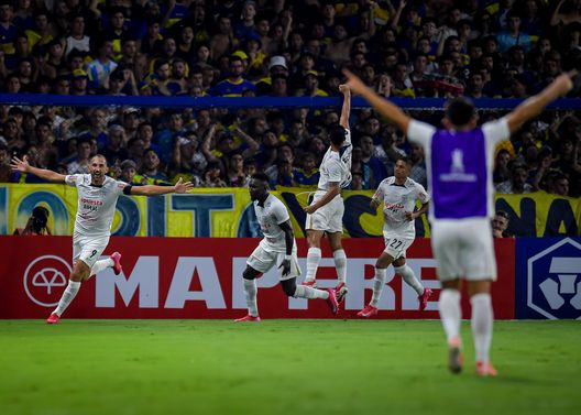 BUENOS AIRES, ARGENTINA - FEBRUARY 25: Hernan Barcos (L) of Alianza Lima celebrates after scoring the team's first goal during a Copa CONMEBOL Libertadores 2025 match between Boca Juniors and Alianza Lima at Estadio Alberto J. Armando on February 25, 2025 in Buenos Aires, Argentina. (Photo by Marcelo Endelli/Getty Images) Tragedia in Perù: almeno un morto e 47 feriti tra i tifosi dell’Alianza Lima- immagine 2