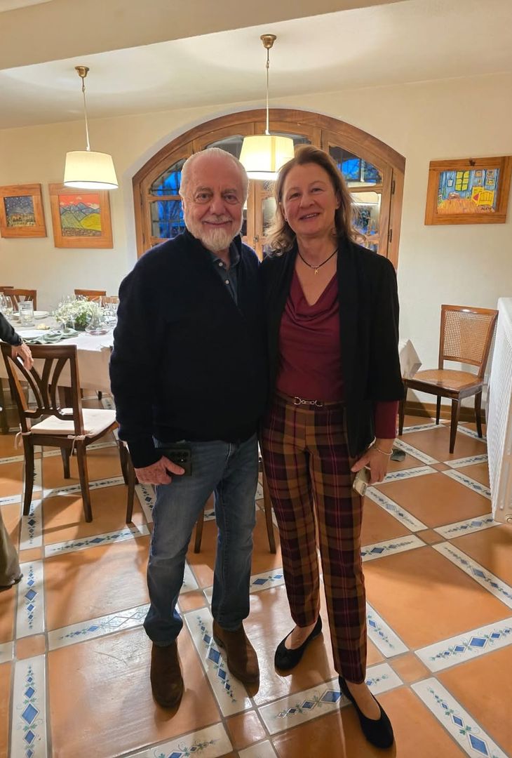 All'indomani del successo esterno col Genoa, giunto in extremis con il risultato di 2-3, Aurelio De Laurentiis, presidente del Napoli, si è recato assieme alla moglie Jacqueline a Mirabella Eclano, piccolo comune in provincia di Avellino, laddove ha visitato il vigneto locale, con tanto di degustazione di vini. Di seguito le foto pubblicate su Instagram dall'admin dell'account ufficiale del vigneto irpino.