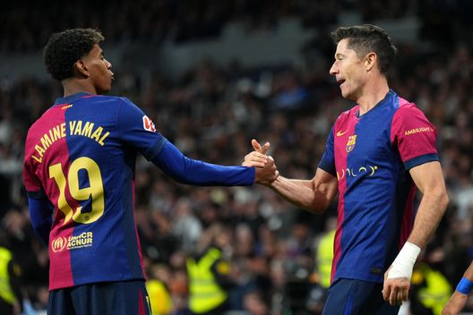 MADRID, SPAIN - OCTOBER 26: Robert Lewandowski e Yamal dopo la rete al Real Madrid. (Photo by Angel Martinez/Getty Images) Yamal, 17 anni e numeri mostruosi: meglio di Messi e Cristiano Ronaldo- immagine 3