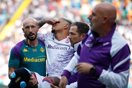 UDINE, ITALY - SEPTEMBER 24: Dodo of Fiorentina leaves the pitch after being injured during the Serie A TIM match between Udinese Calcio and ACF Fiorentina at Udinese Arena on September 24, 2023 in Udine, Italy. (Photo by Timothy Rogers/Getty Images) Dodò fa crack. Kayode è il tuo momento, ma dopo di lui? Italiano deve inventare- immagine 2